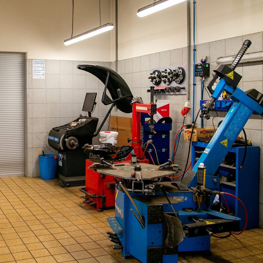 Werkstatt mit Geräten für Reifenwechsel und Wuchten