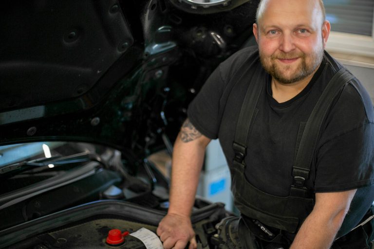 KFZ-Meister Manuel Leisching arbeitet am Auto