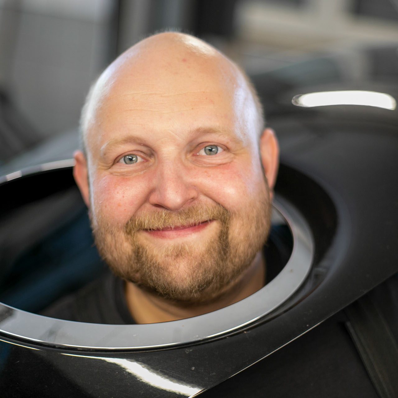Kfz-Meister Manuel Leisching schaut durch einen Reifen